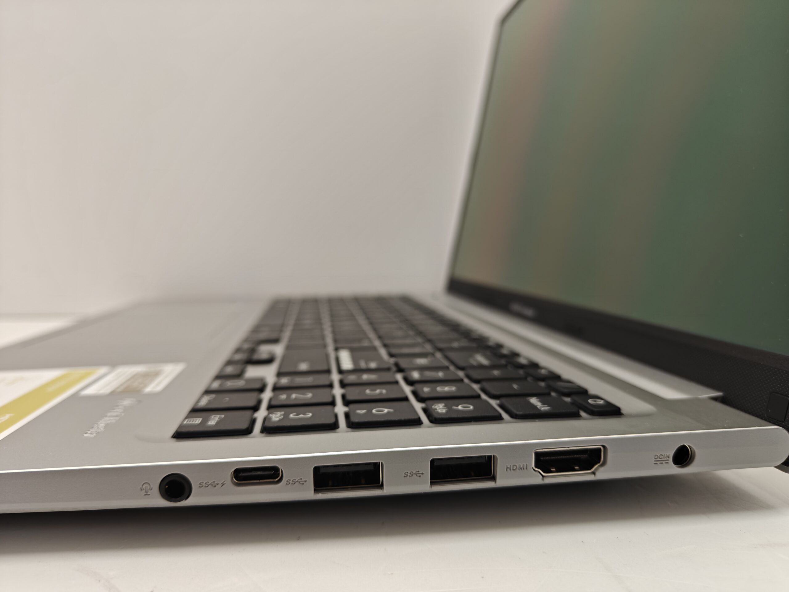 ASUS Laptop VivoBook X1505VA i7 13620H OLED 16gb 1tb - Image 5